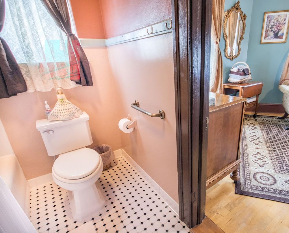 Edgewater Hotel Corner King Suite, Private Bathroom 5