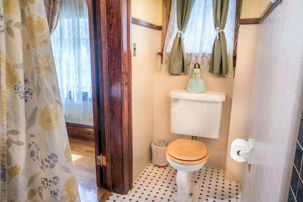 Edgewater Hotel Standard Room, 1 Double Bed, Private Bathroom (Standard One Bedroom 209) 3