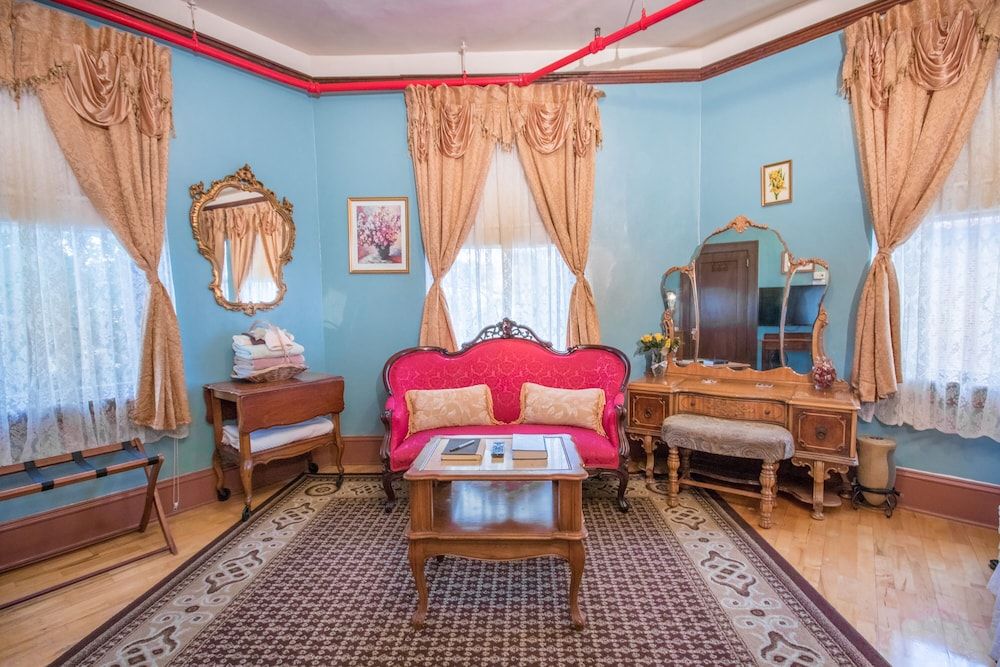 Edgewater Hotel Corner King Suite, Private Bathroom 3