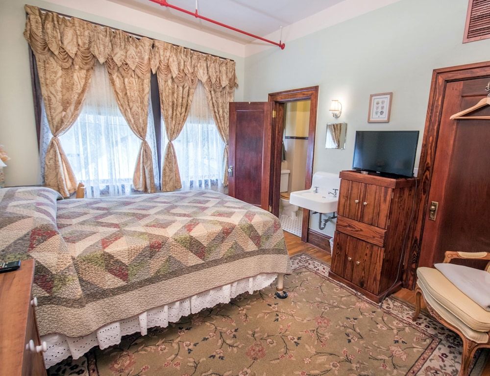 Edgewater Hotel Standard Room, 1 Double Bed, Private Bathroom (Standard One Bedroom 209) 2
