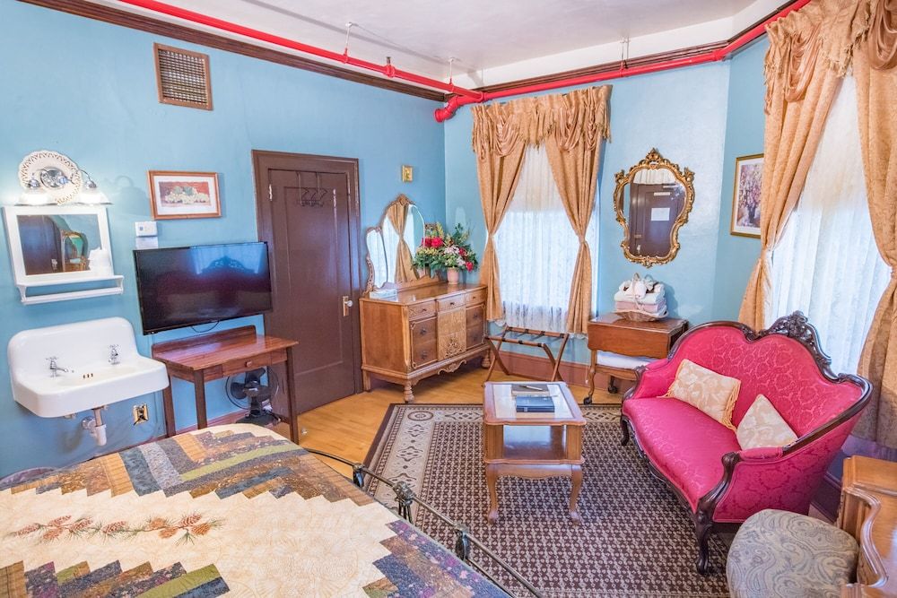 Edgewater Hotel Corner King Suite, Private Bathroom 4