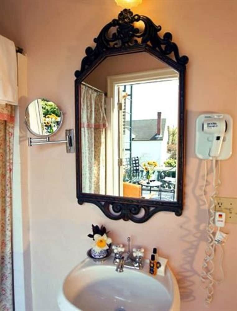 Sarah Kendall House Room (The Getaway) 5