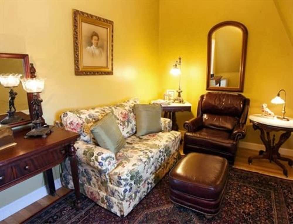 Sarah Kendall House Room (The Getaway) 4