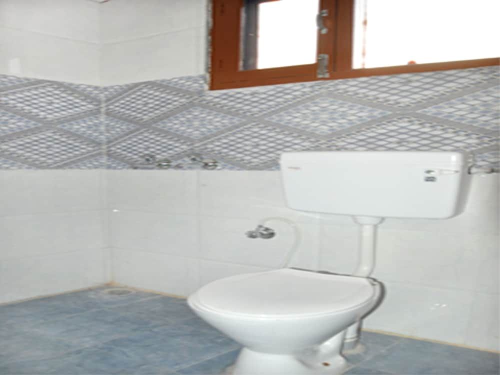 OYO 13319 Home Valley View Dharampur Double or Twin Room 7