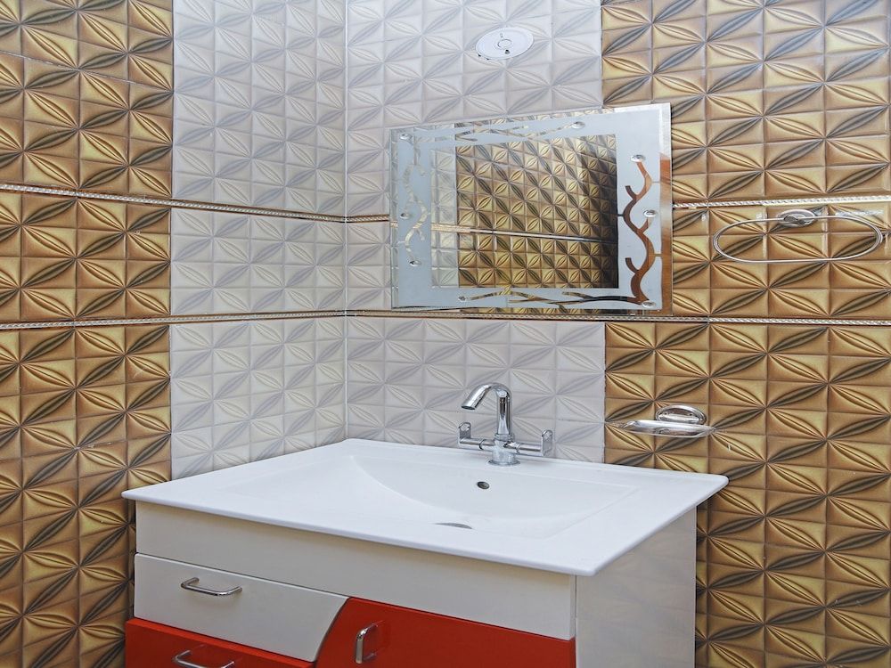 OYO 13837 The Royal Nest Deluxe Double or Twin Room, 1 King Bed 6