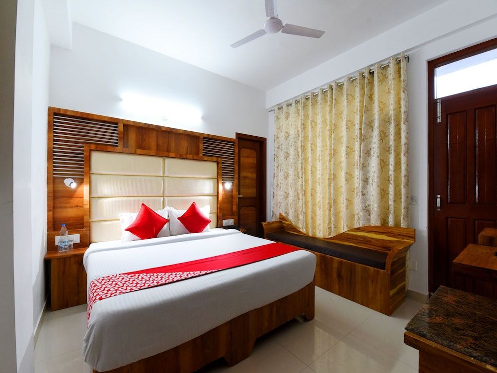 OYO 13837 The Royal Nest Double or Twin Room 2