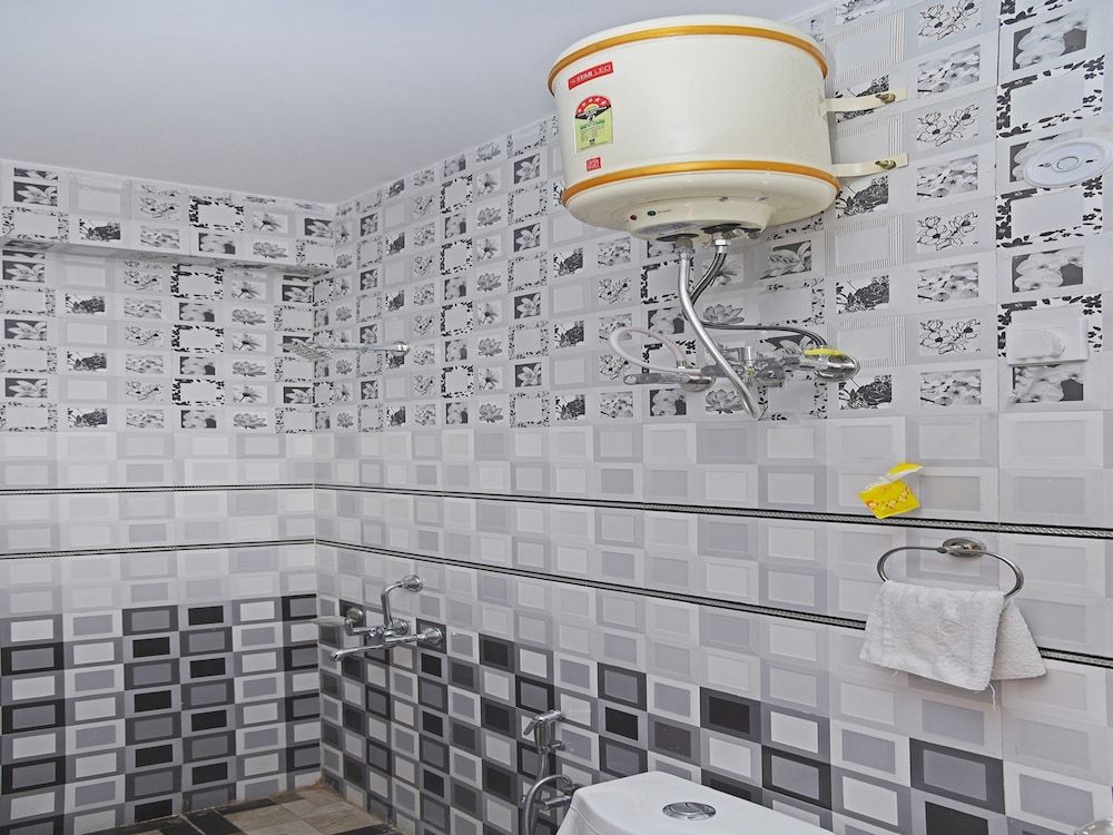 OYO 13837 The Royal Nest Deluxe Double or Twin Room, 1 King Bed 7