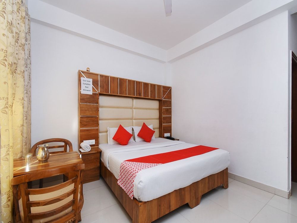 undefined OYO 13837 The Royal Nest 8
