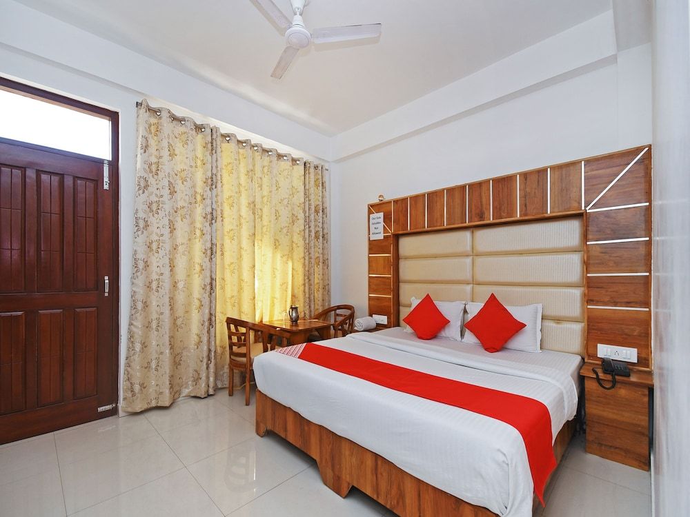 undefined OYO 13837 The Royal Nest 2