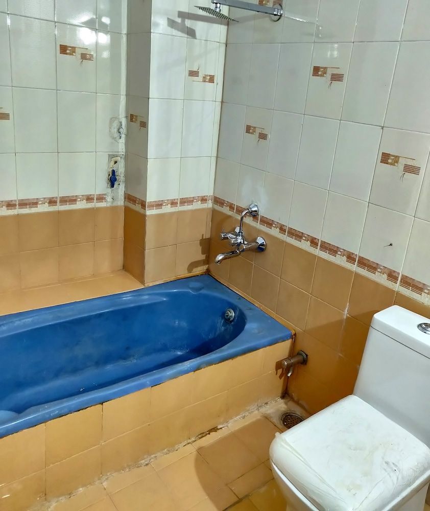 Deep soaking bathtub
