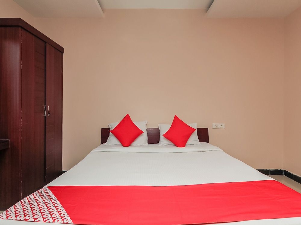 OYO 740 Hotel Suravi Standard Room 3
