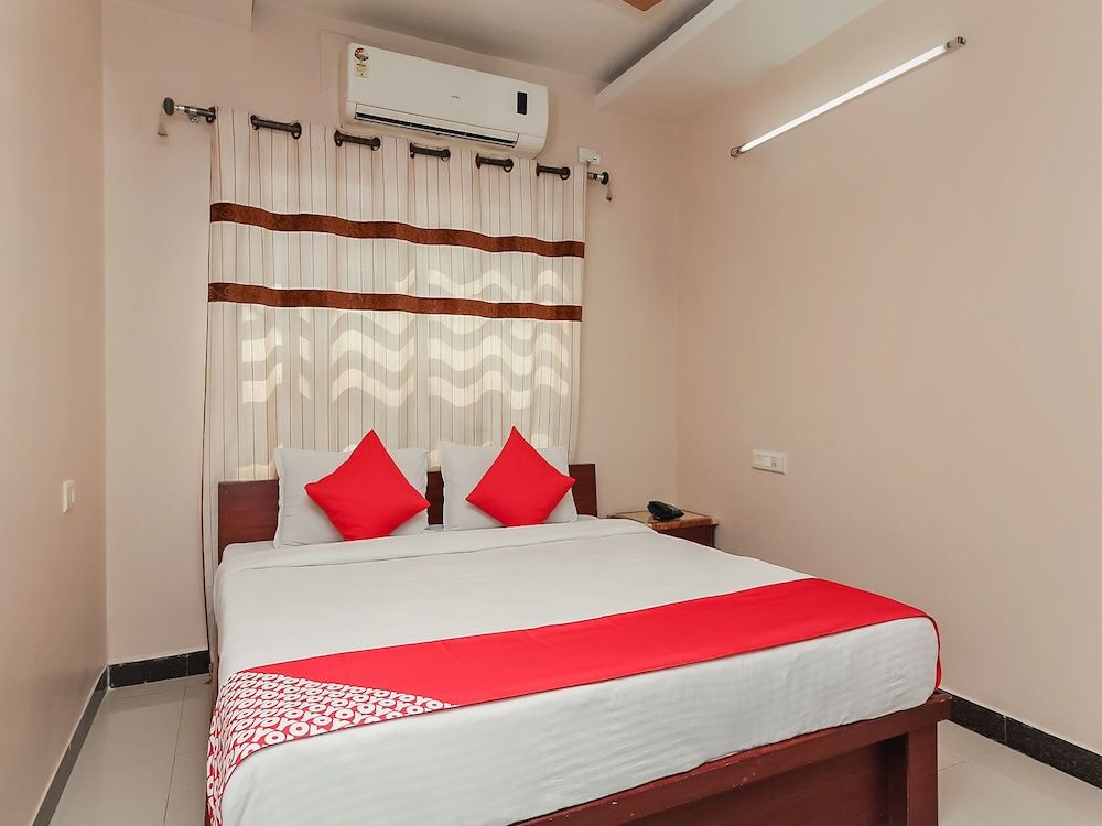 OYO 740 Hotel Suravi Standard Room 6