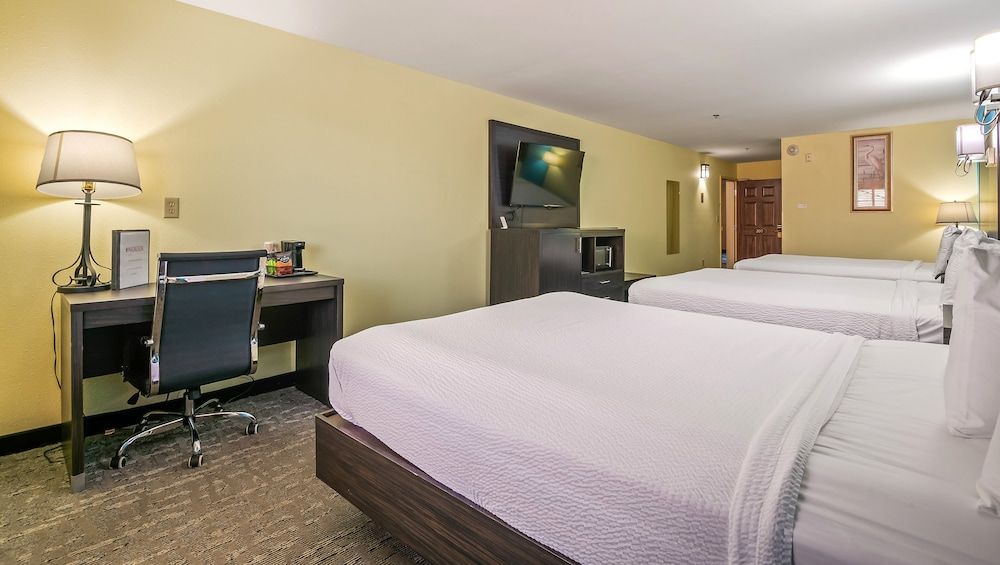 Magnuson Hotel Wildwood Inn Room, Multiple Beds, Non Smoking, Refrigerator & Microwave