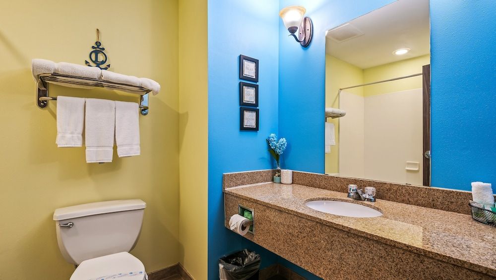 Magnuson Hotel Wildwood Inn Room, Multiple Beds, Non Smoking, Refrigerator & Microwave 5