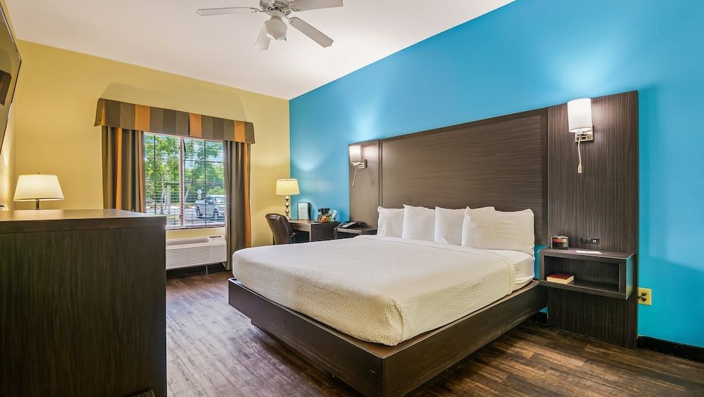 Magnuson Hotel Wildwood Inn Room, 1 King Bed, Non Smoking, Refrigerator & Microwave 5