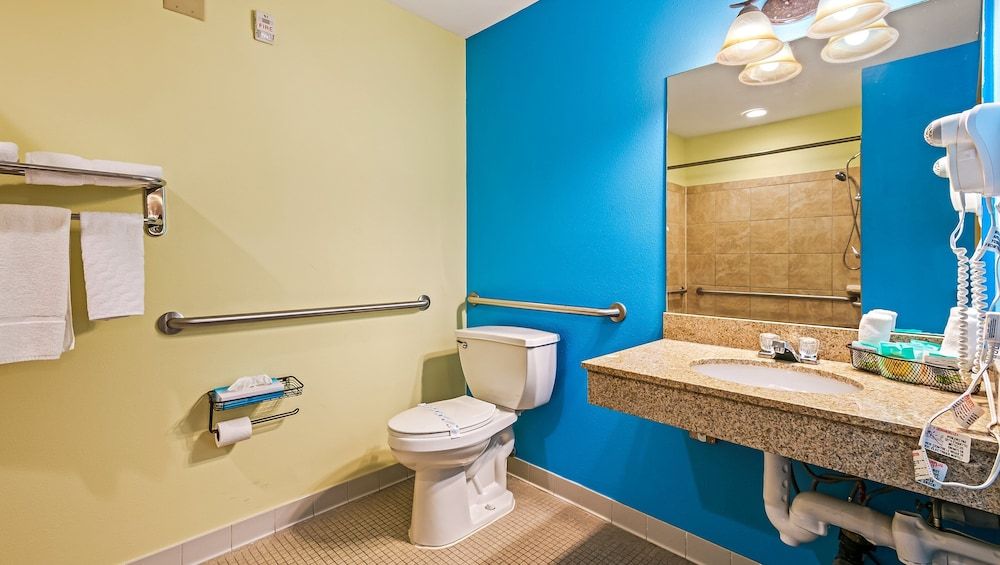 Magnuson Hotel Wildwood Inn Room, 2 Queen Beds, Accessible, Non Smoking (Pet Friendly) 5