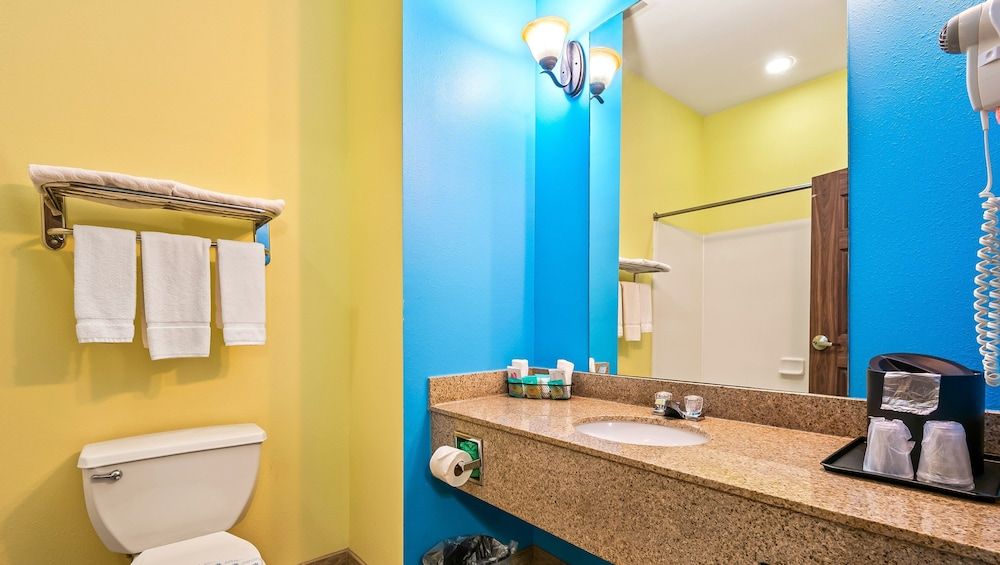 Magnuson Hotel Wildwood Inn Room, 1 King Bed, Non Smoking, Refrigerator & Microwave