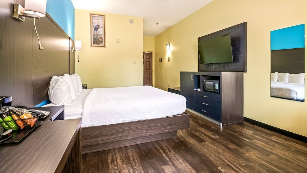Magnuson Hotel Wildwood Inn Room, 1 King Bed, Non Smoking, Refrigerator & Microwave 2