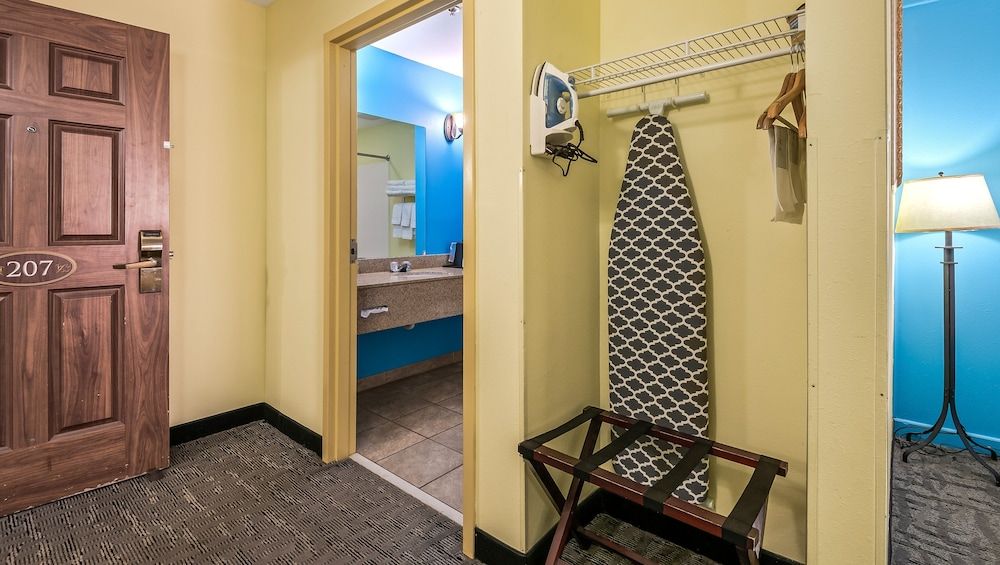 Magnuson Hotel Wildwood Inn Room, Multiple Beds, Non Smoking, Refrigerator & Microwave 2