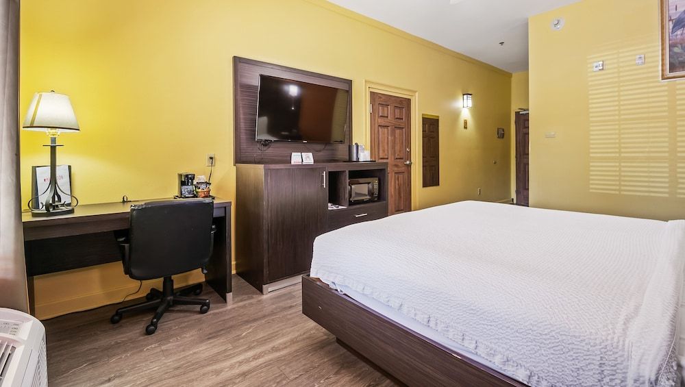 Magnuson Hotel Wildwood Inn Room, 1 King Bed, Non Smoking, Refrigerator & Microwave 3