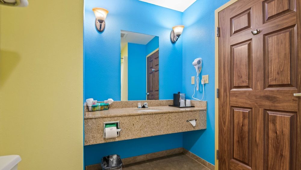 Magnuson Hotel Wildwood Inn Room, 1 King Bed, Non Smoking, Refrigerator & Microwave 4