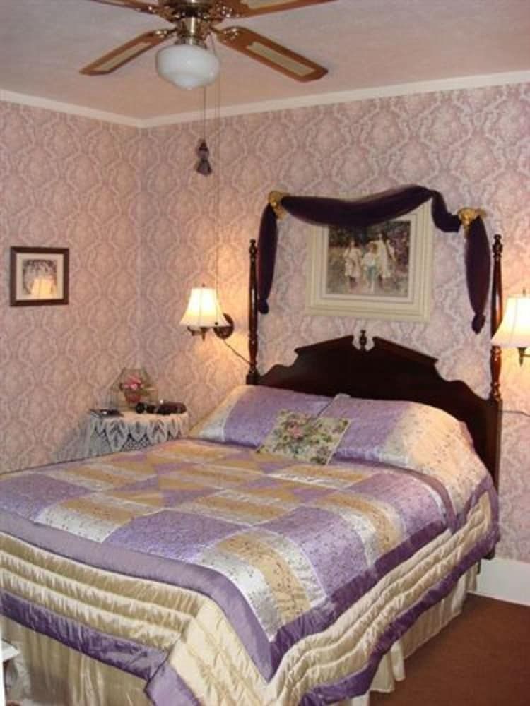 Rocking Horse Inn Deluxe Room, 1 Queen Bed 3