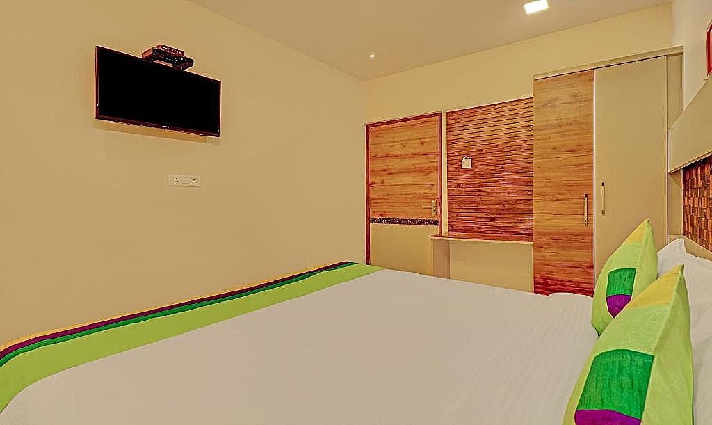 Treebo Rainbow Grand Deluxe Double Room 8