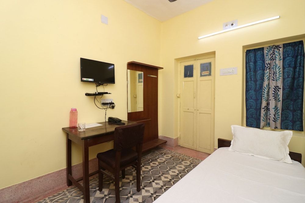 SPOT ON 44329 Sri Krishna Inn Lodging & Boarding Room 10