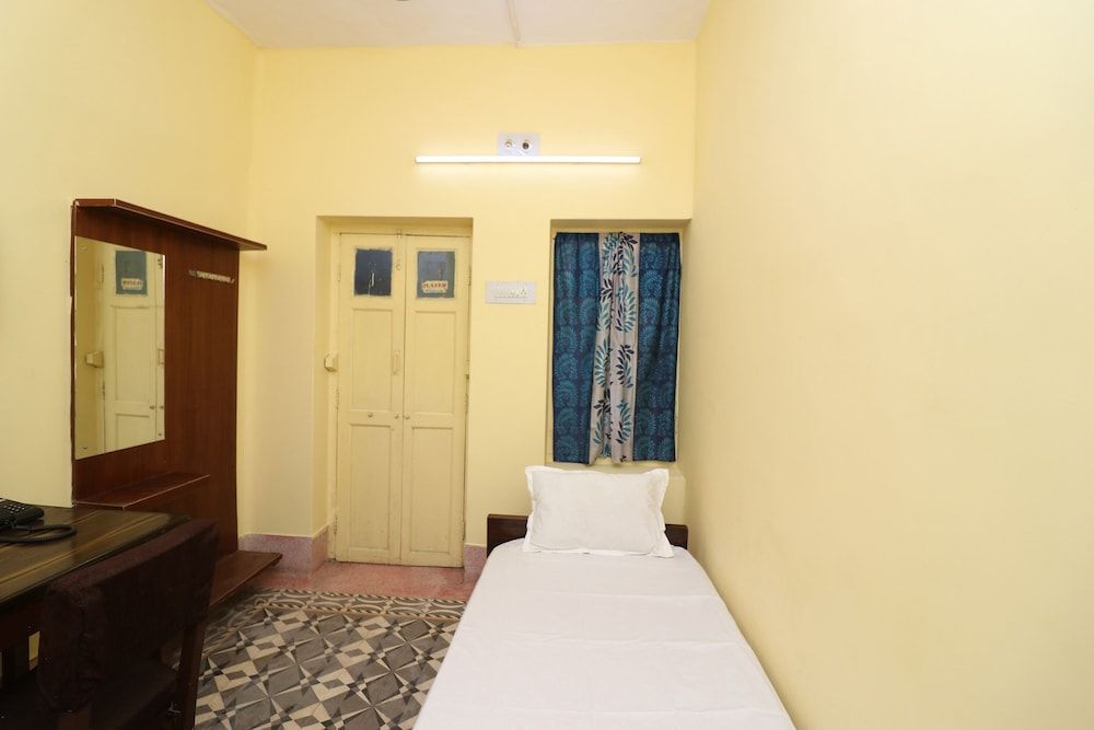 SPOT ON 44329 Sri Krishna Inn Lodging & Boarding Room 5