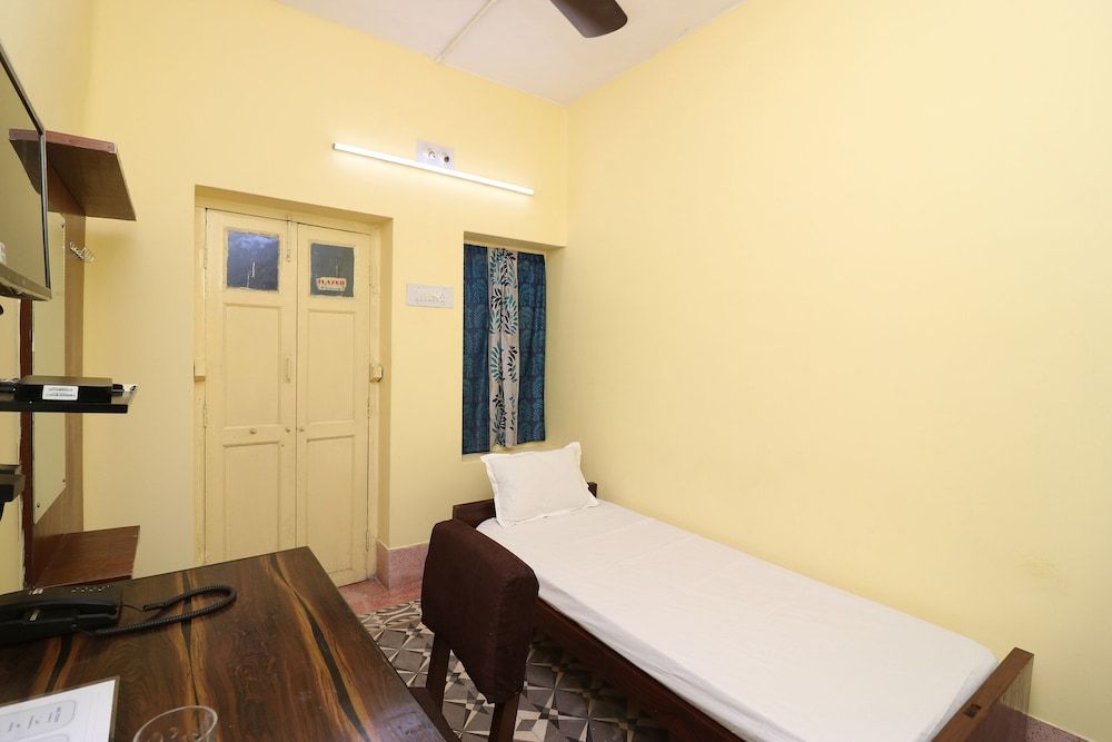 SPOT ON 44329 Sri Krishna Inn Lodging & Boarding Room 12