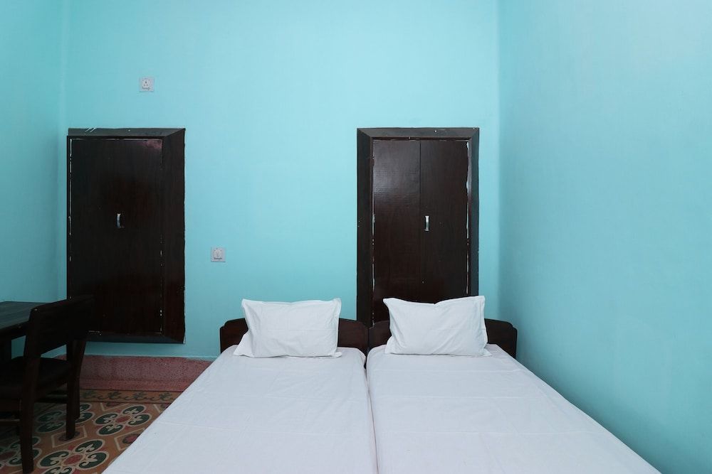 SPOT ON 44329 Sri Krishna Inn Lodging & Boarding Room 4