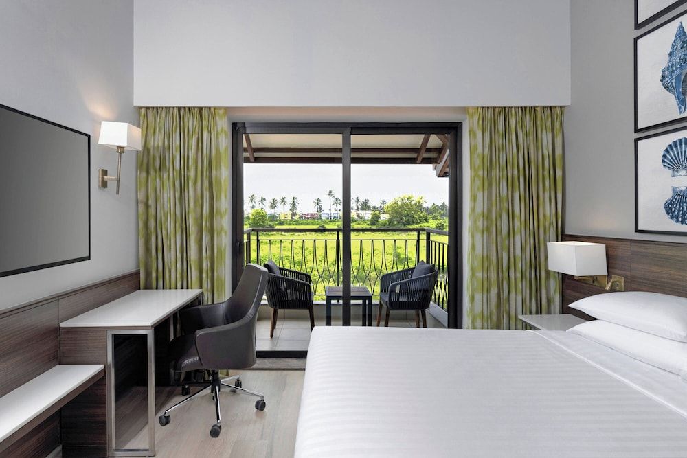 Deluxe Room with 1 Queen Bed and Balcony