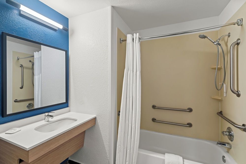 Room, 2 Queen Beds, Accessible, Bathtub (Mobility)