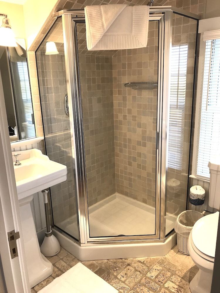 The Revere Guest House Captain's Room 7 3rd floor spa tub 5