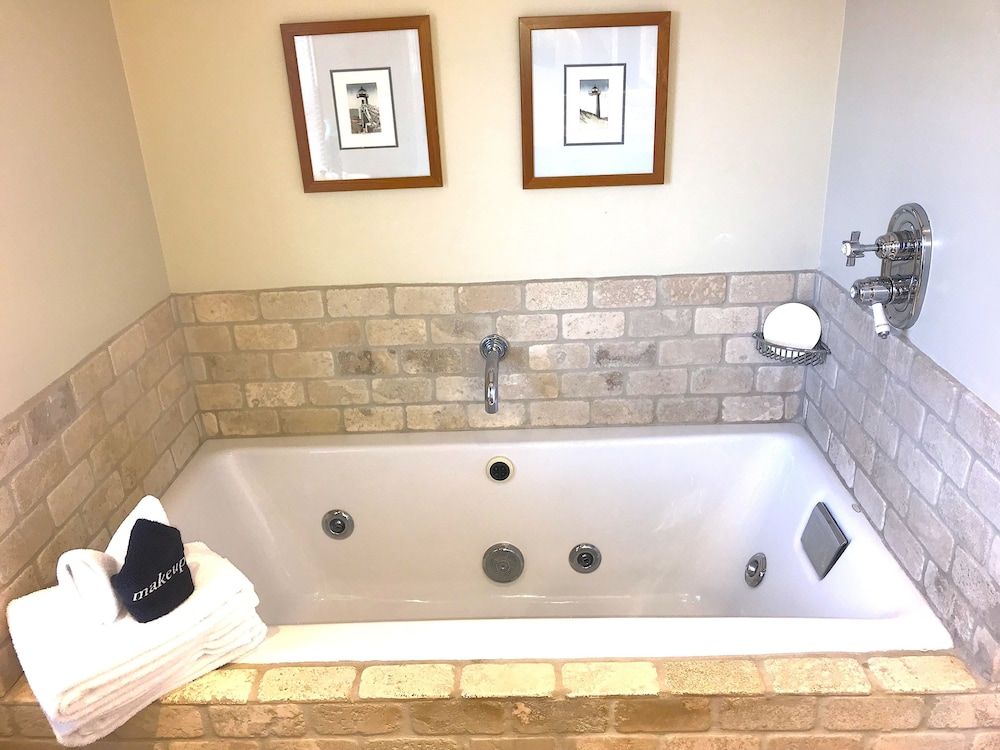 The Revere Guest House Captain's Room 7 3rd floor spa tub 4