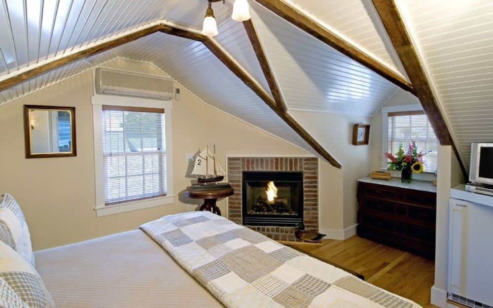 The Revere Guest House Captain's Room 7 3rd floor spa tub