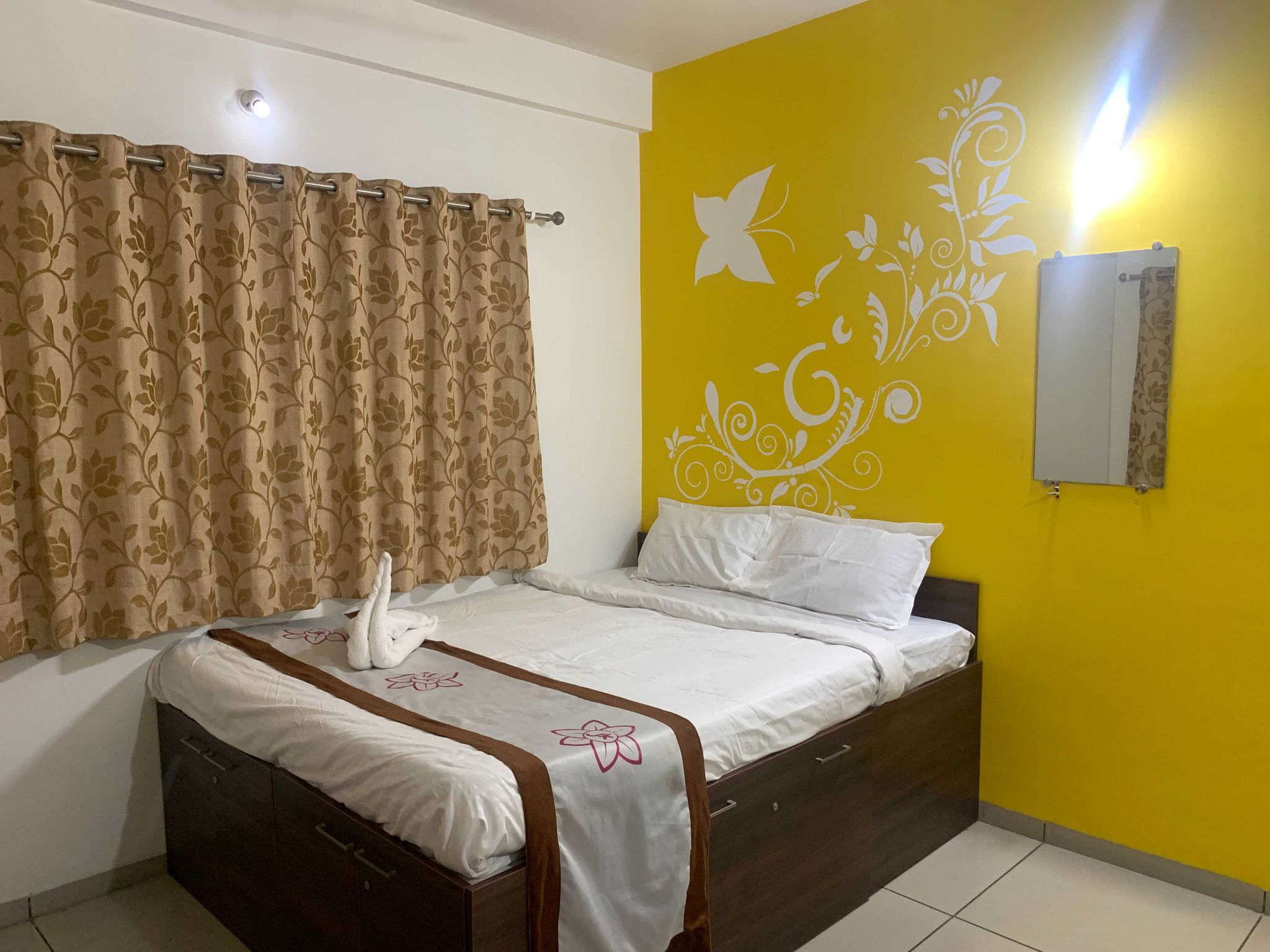 DELUXE AC ROOM