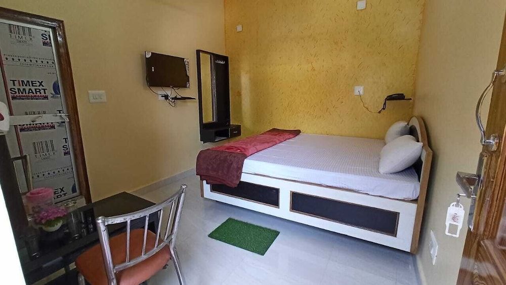 Anand Lok Vatika Deluxe Room With Indain Washroom 4