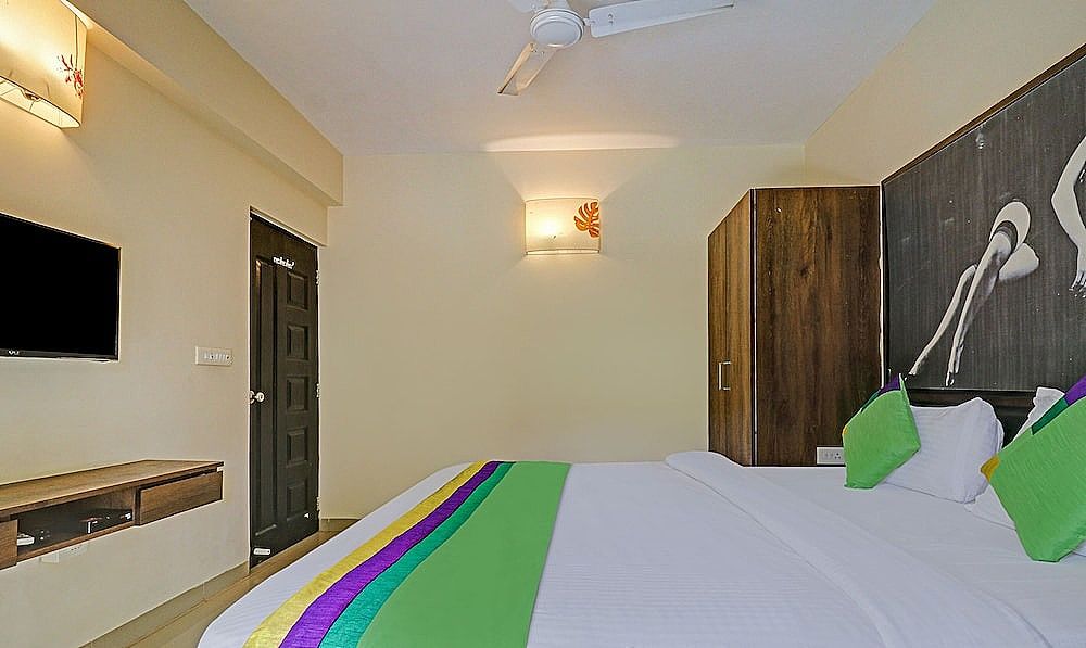 Treebo Aquamarine Arpora with POOL Deluxe Room With Balcony 9