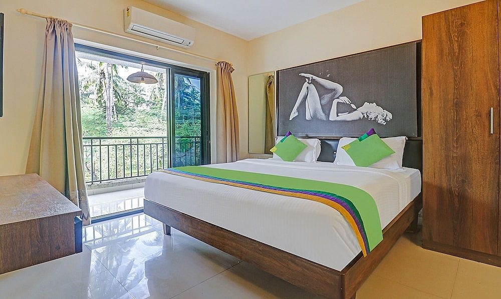 Treebo Aquamarine Arpora with POOL Deluxe Room With Balcony 2