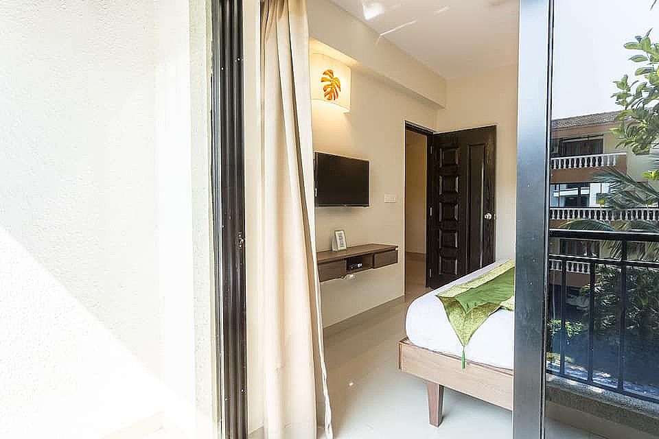 Treebo Aquamarine Arpora with POOL Deluxe Room With Balcony 31