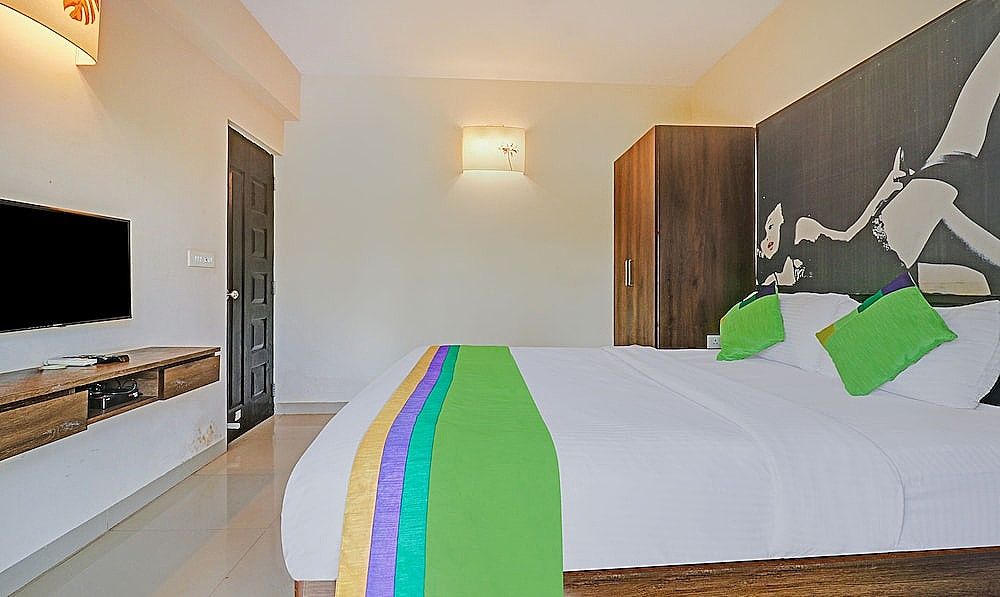 Treebo Aquamarine Arpora with POOL Deluxe Room With Balcony