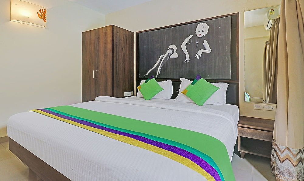 Treebo Aquamarine Arpora with POOL Deluxe Room With Balcony 10