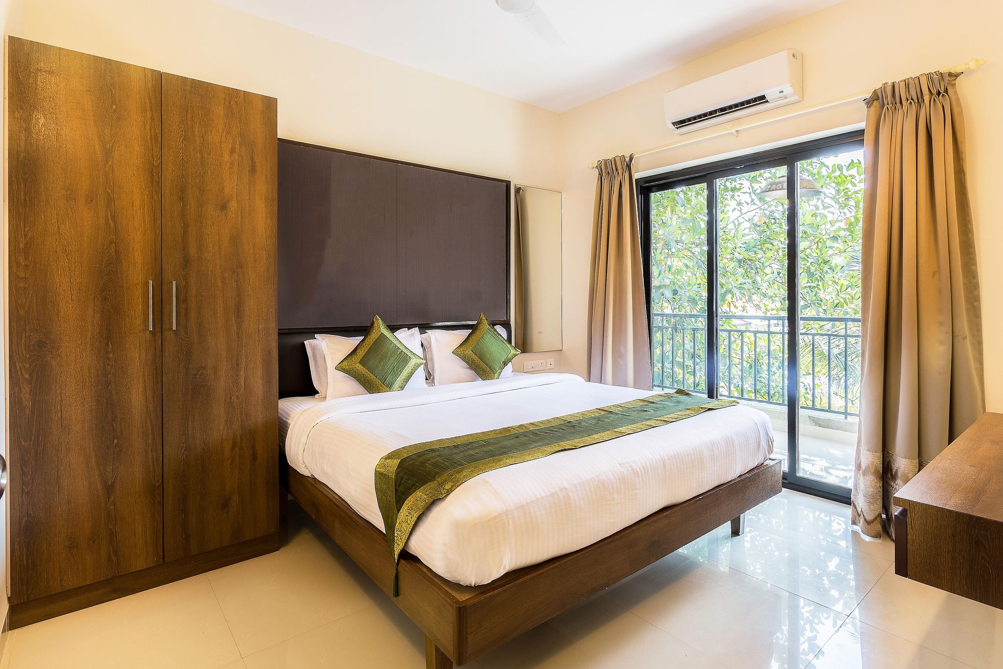 Treebo Aquamarine Arpora with POOL Deluxe Room With Balcony 18