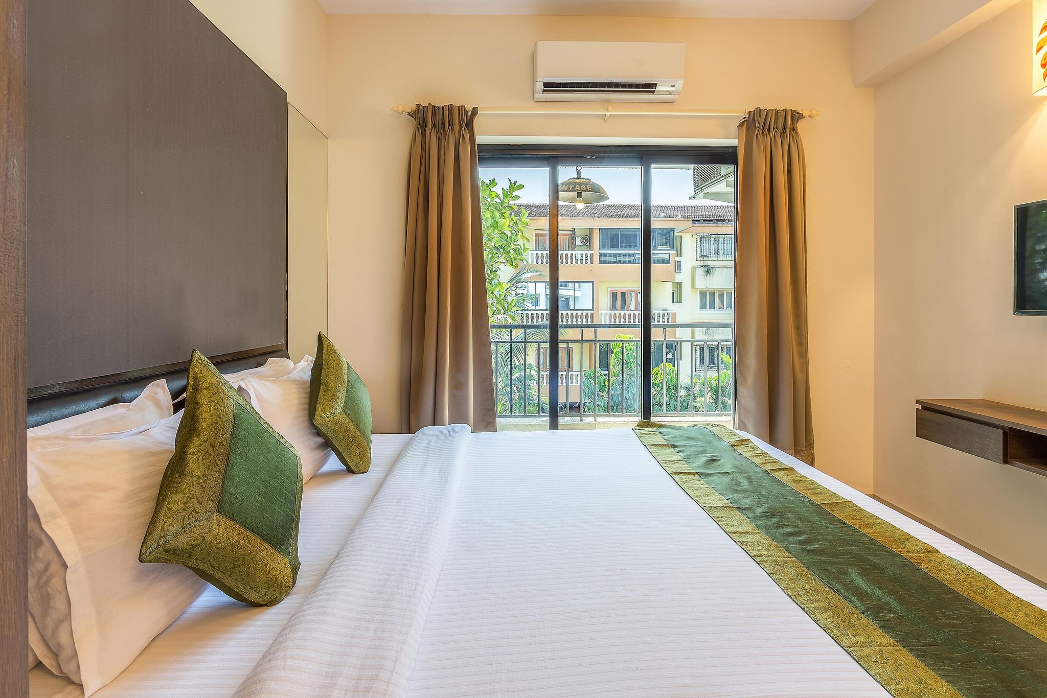 Treebo Aquamarine Arpora with POOL Deluxe Room With Balcony 13