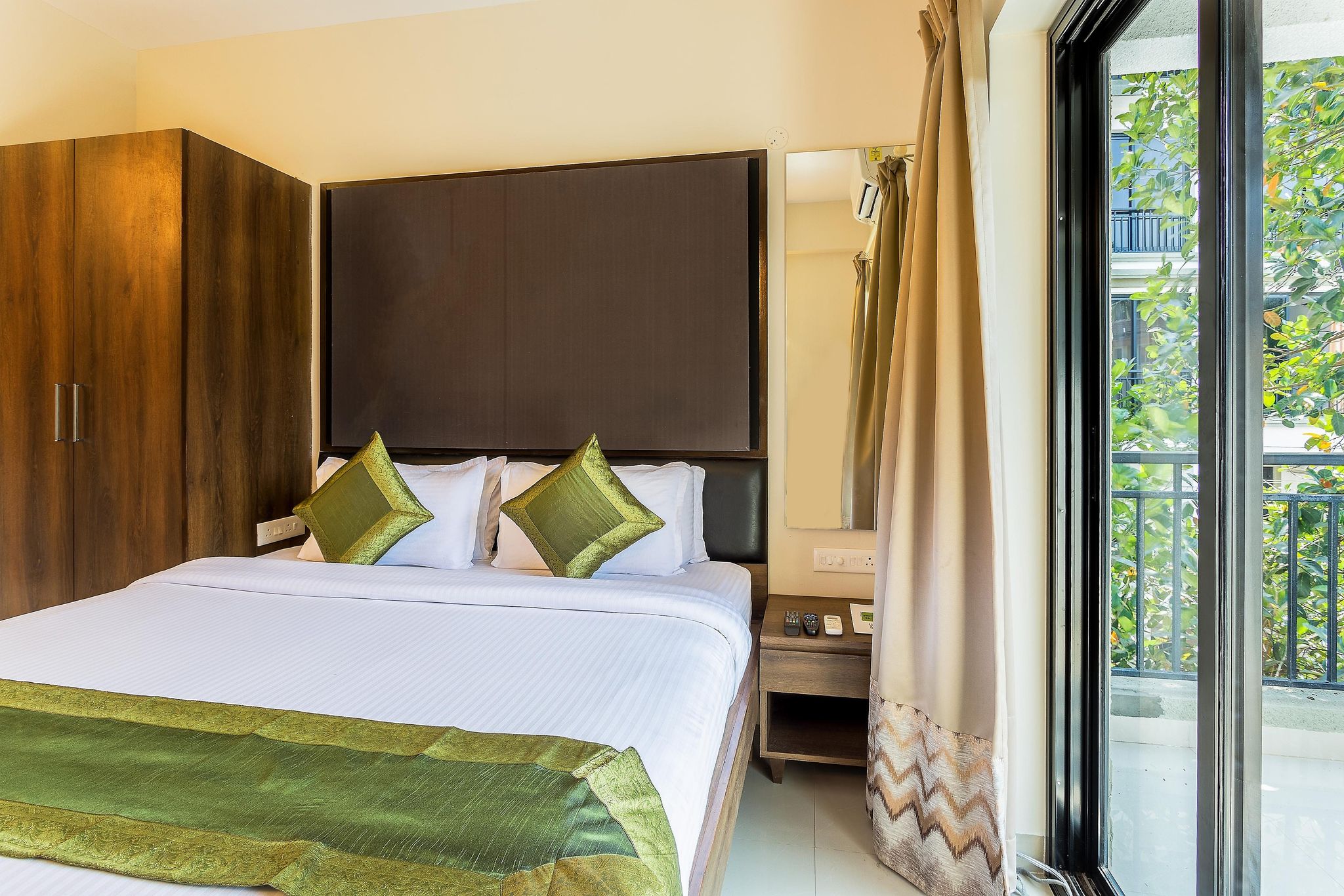 Treebo Aquamarine Arpora with POOL Deluxe Room With Balcony 7