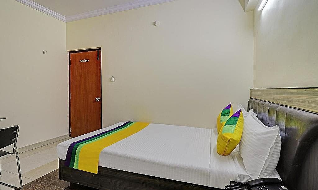 Itsy By Treebo - Eesha Elite Acacia	 2