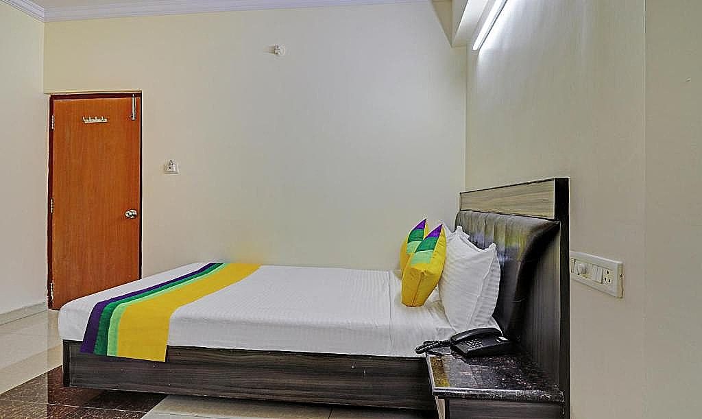 undefined Itsy By Treebo - Eesha Elite 5