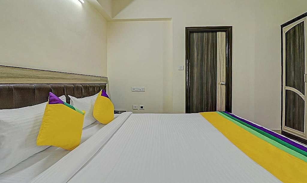 Itsy By Treebo - Eesha Elite Oak 4