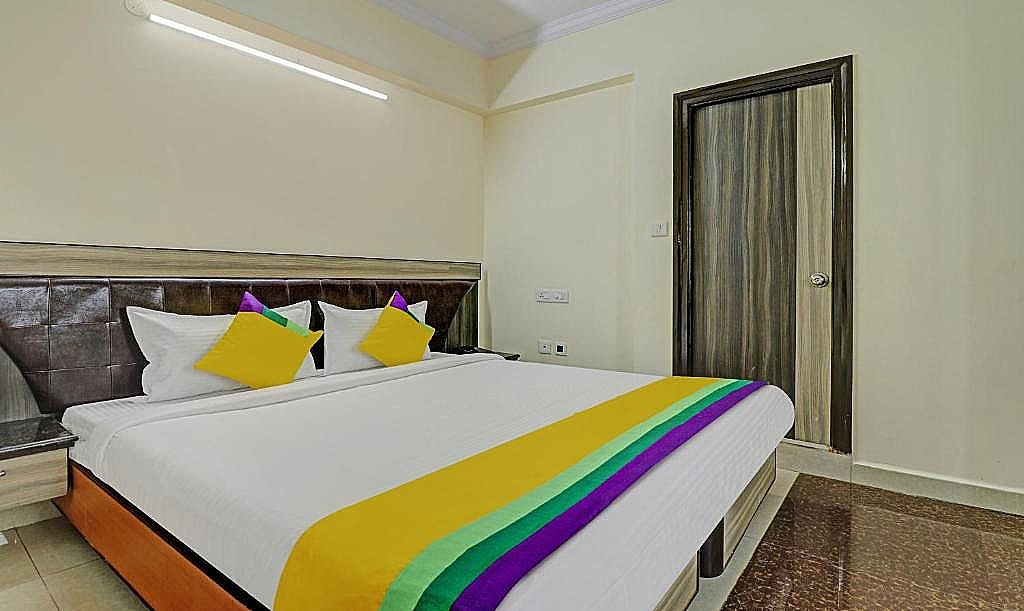 Itsy By Treebo - Eesha Elite Oak